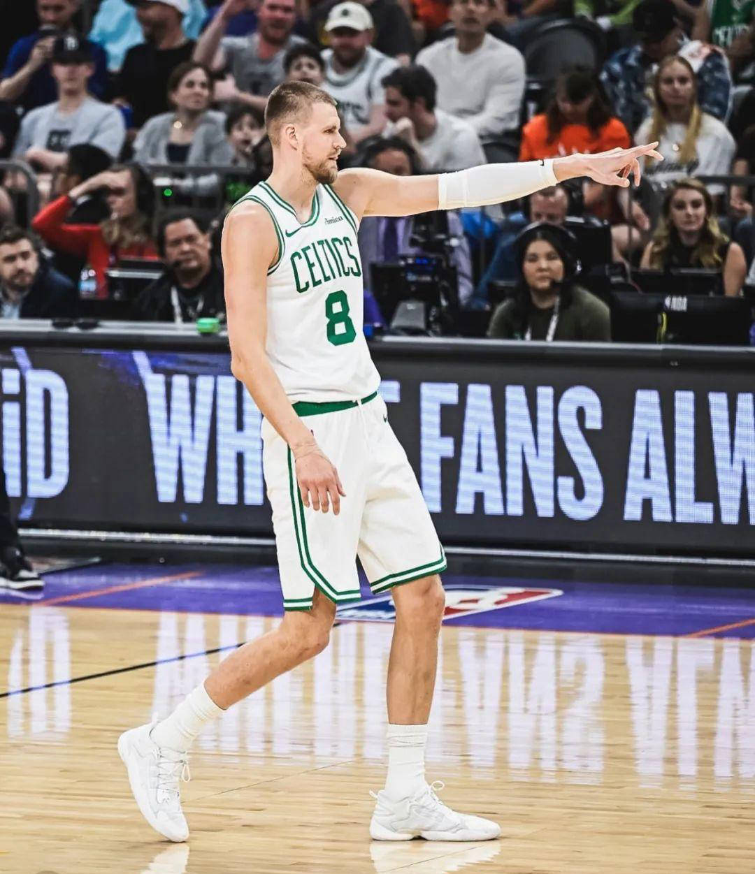 波士顿凯尔特人训练开放日，集结日状态回暖引欢呼，NBA季后赛在即，高层口径保持一致的简单介绍