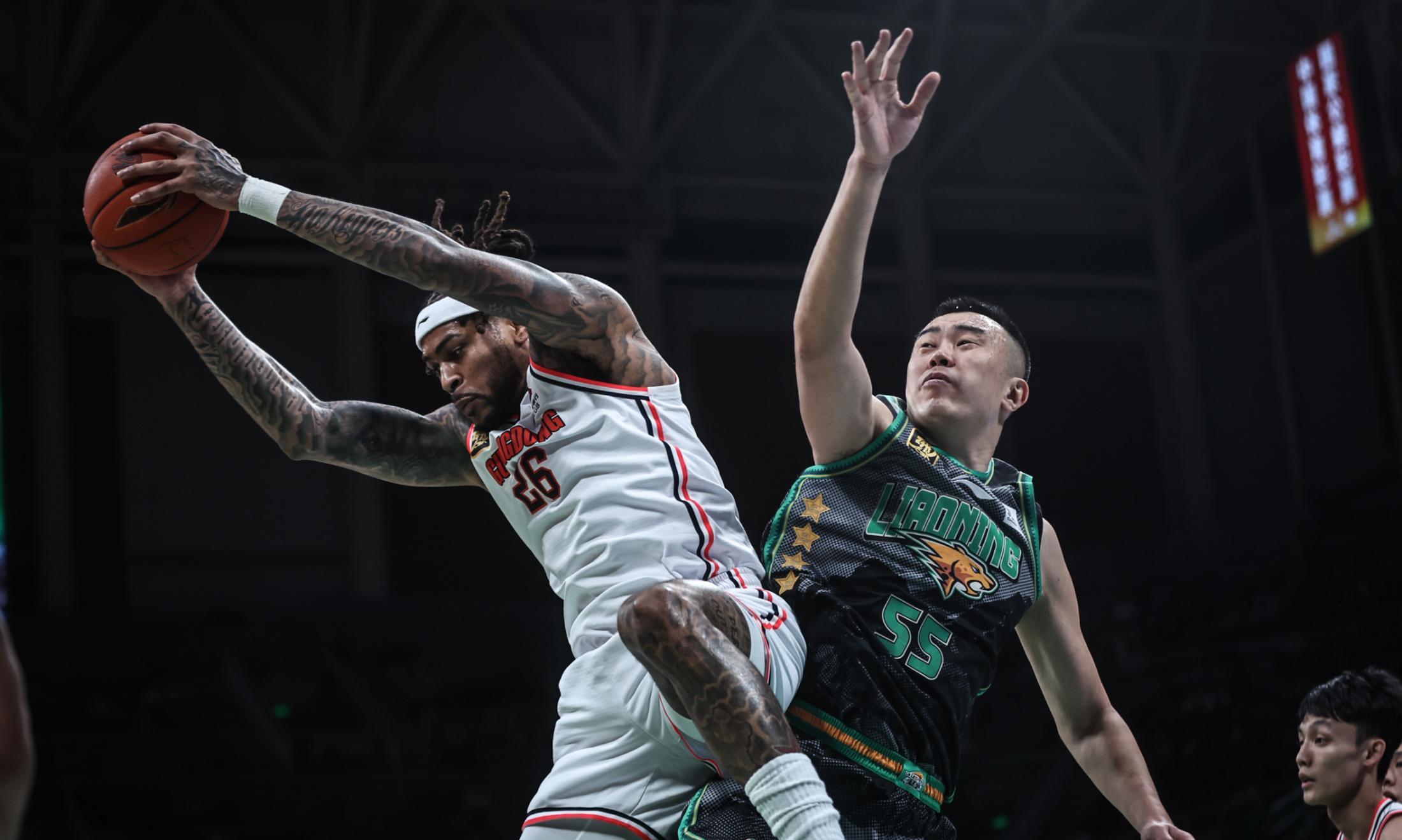 包含赛地聚焦——中超冲刺阶段热度飙升，圣安东尼奥马刺调整名单，球迷炸锅，心理建设被强调的词条