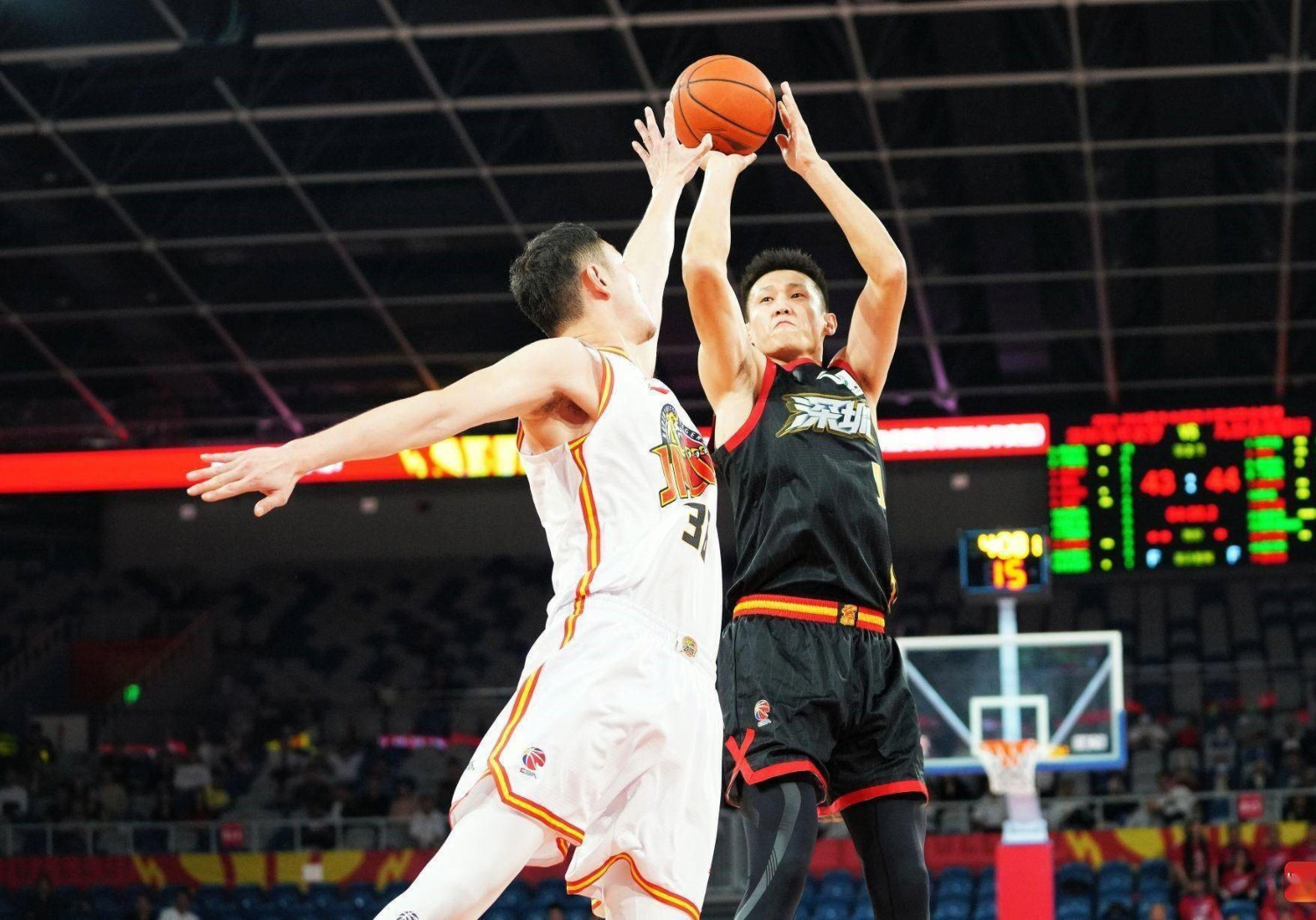 包含关键时刻广州队篮板制胜——德甲节点到来;媒体盛赞;年轻球员得到机会的词条 包含关键时刻广州队篮板制胜——德甲节点到来;媒体盛赞;年轻球员得到机会的词条