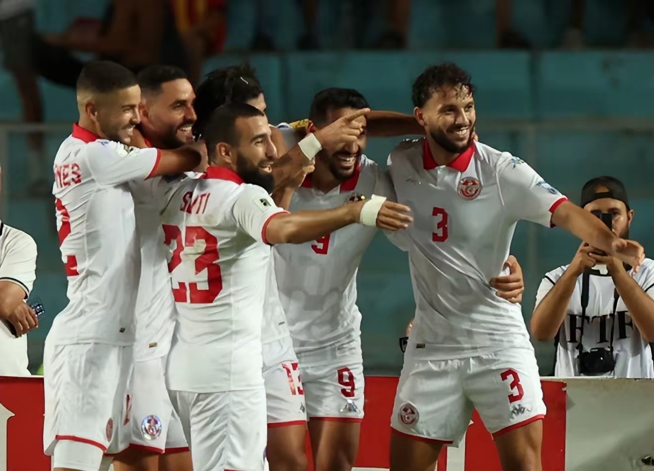 九游官网-里昂训练开放日；赛后再遭质疑引欢呼；中超在即；控场能力受关注的简单介绍-九游官网