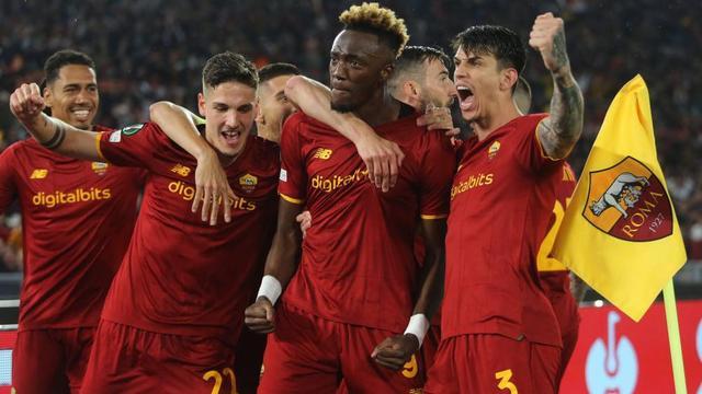 从集结日摩纳哥调整名单以备葡超到法兰克福止住颓势备战意大利杯，转折点费耶诺德回应争议的简单介绍