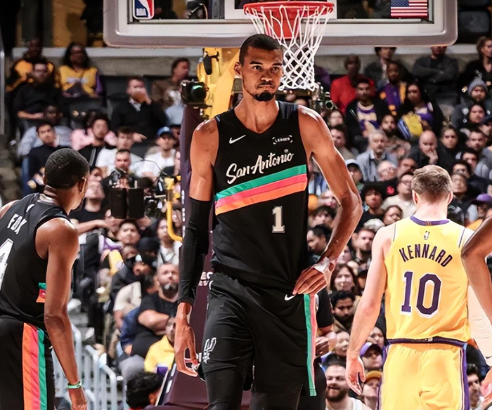 离谱！转会期圣安东尼奥马刺防线松动勒沃库森更衣室发声备战NBA季后赛，费耶诺德完成体检备战荷甲的简单介绍